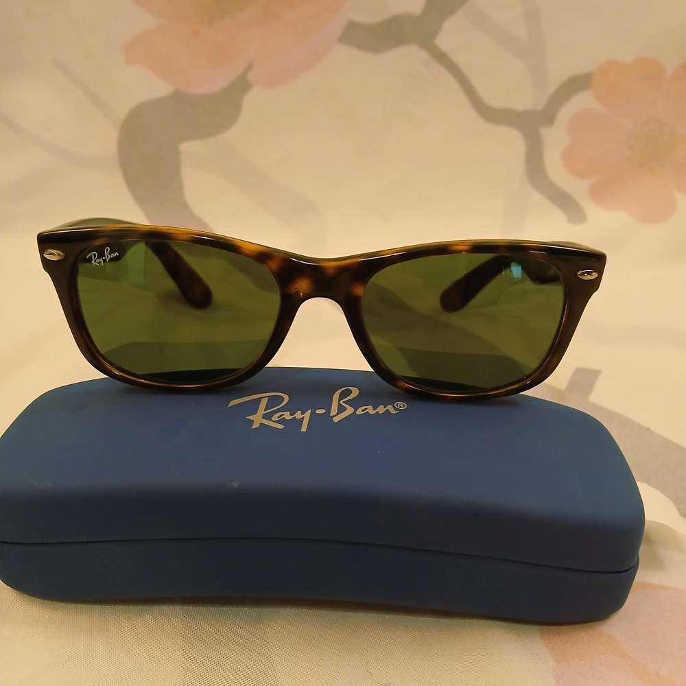 RayBan New Wayfarer Classic sunglasses polished tortoise Frame And G15 Green Len